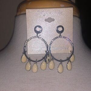 Circle w/ a 1” Circle Rhinestone & 5 Tear Shape Cream